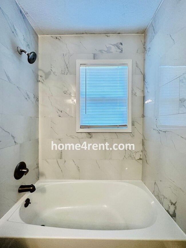 Building Photo - Ranch Style Home in KCMO w/ LVP Floors, SS Appliances and a Fenced Yard!