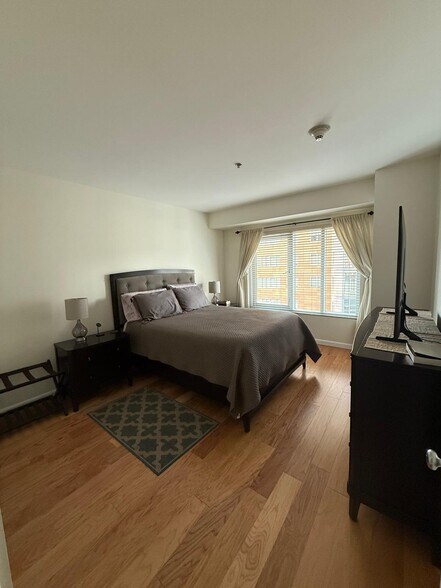 Building Photo - 100 Exchange St