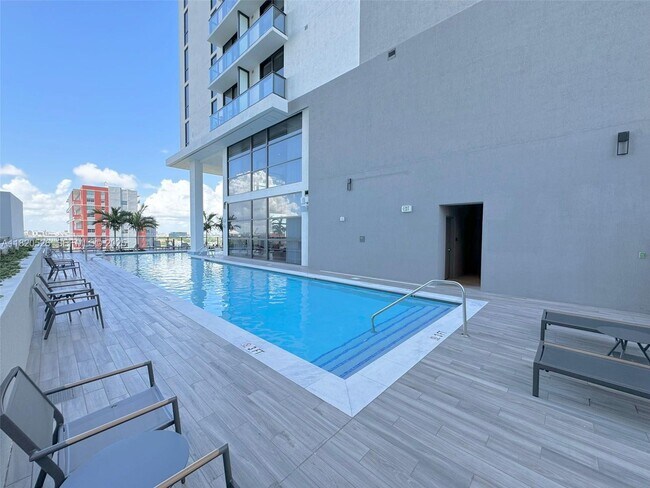 Building Photo - 1642 NE 1st Ave