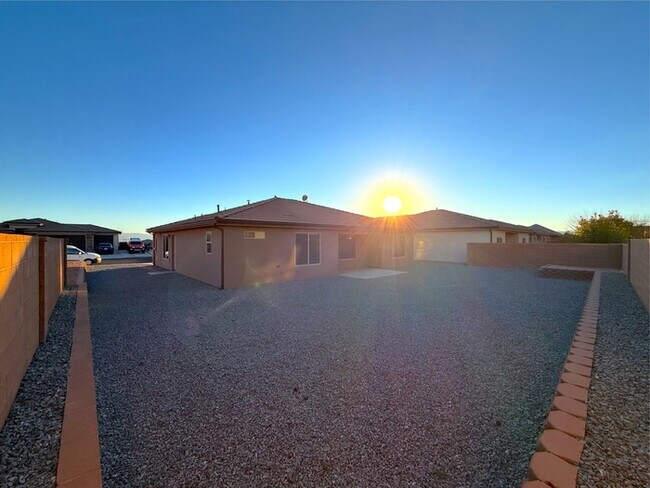 Building Photo - 505 E Ruby Pl