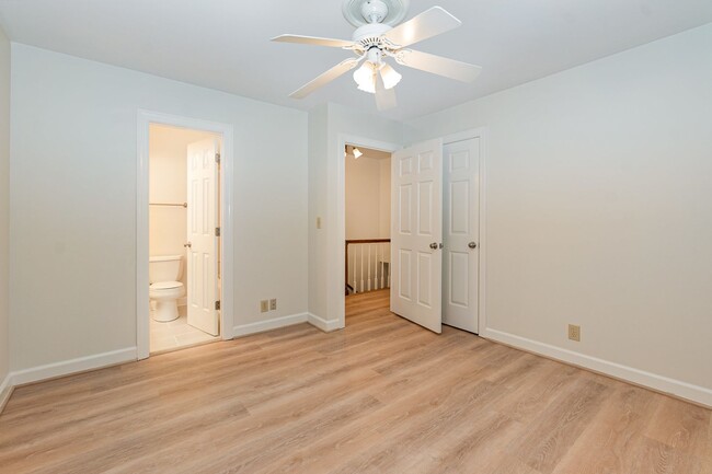 Building Photo - End Unit 2 Bedroom 2 1/2 Bath Townhome-Hil...