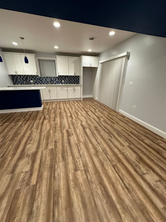 Building Photo - Spacious Modern 1st Floor Apartment w/ Fin...