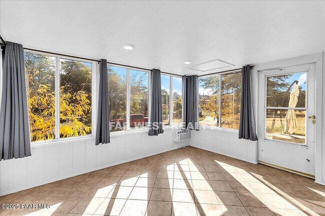 Building Photo - 2490 W Glenshandra Dr