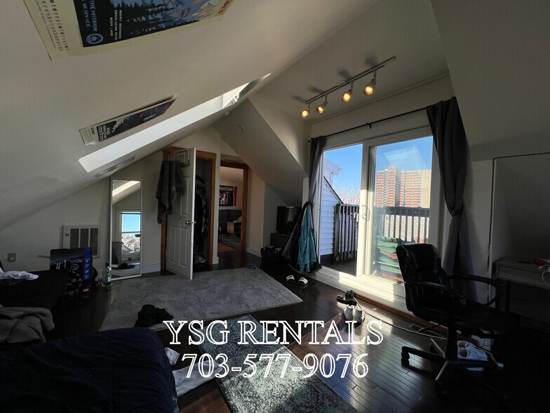 Building Photo - 9 Sunset St