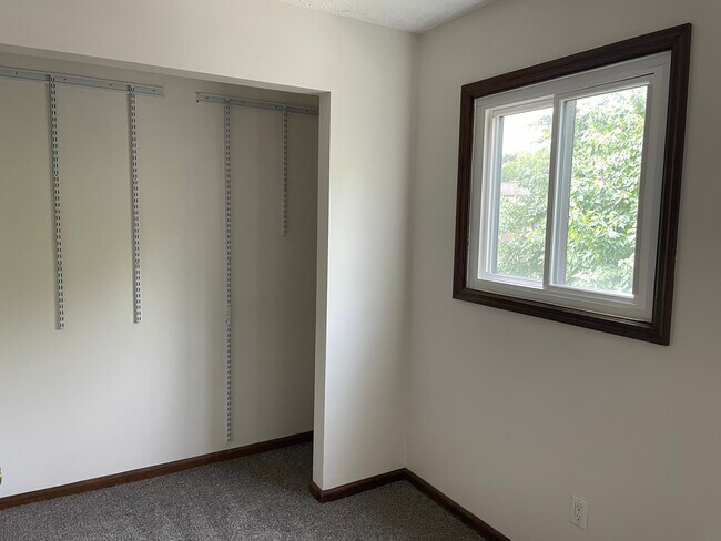 Building Photo - 3240 Brookview Way