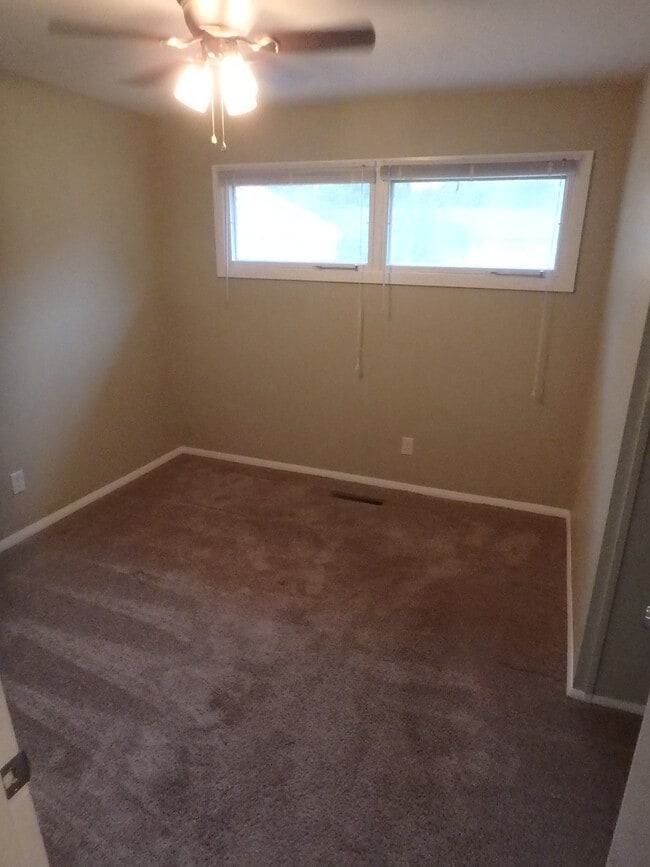 Building Photo - 1548 SW Shunga Dr