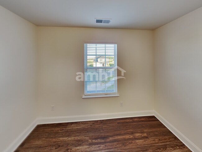 Building Photo - 2011 Bennett Dr