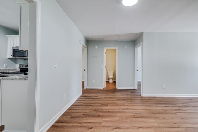 Building Photo - Completely Renovated 2BR Duplex with Granite Counters & Stainless Appliances