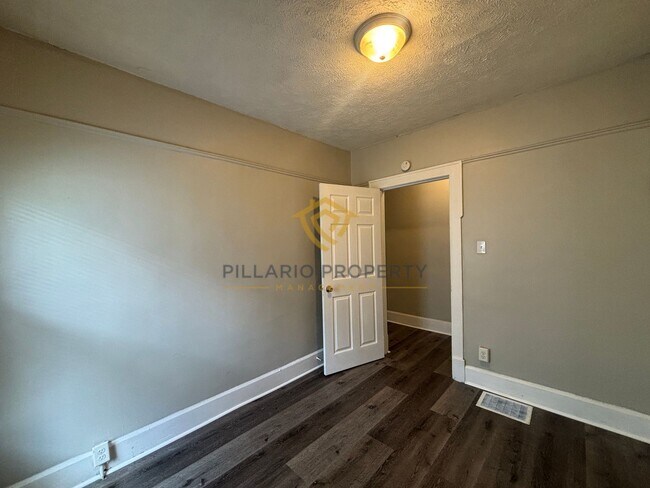 Building Photo - 1411-1413 N Pershing Ave