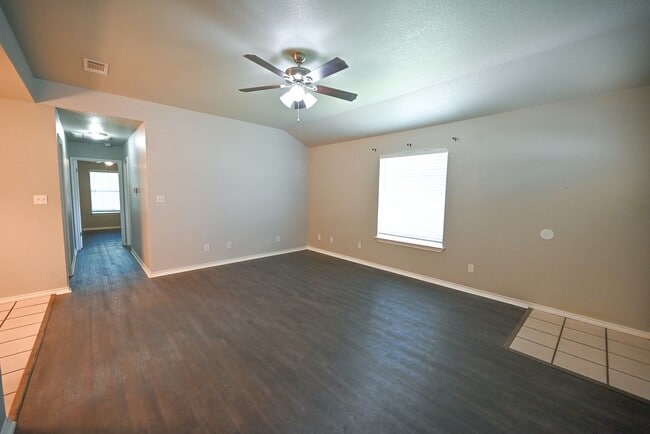 Building Photo - 2 Bed, 2 Bath Duplex Decatur TX
