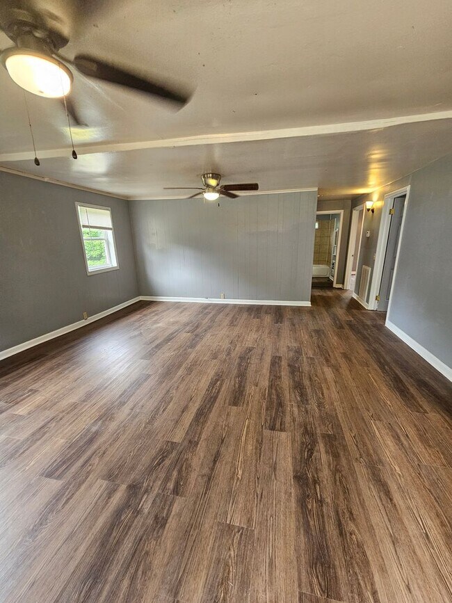 Building Photo - Home in Benton