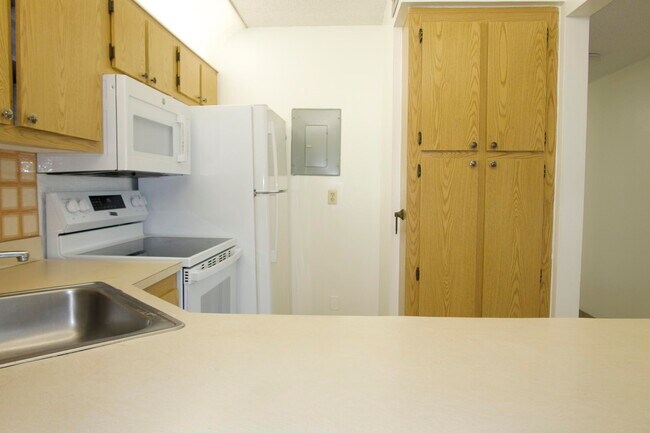 Building Photo - 208 Foxtail Dr