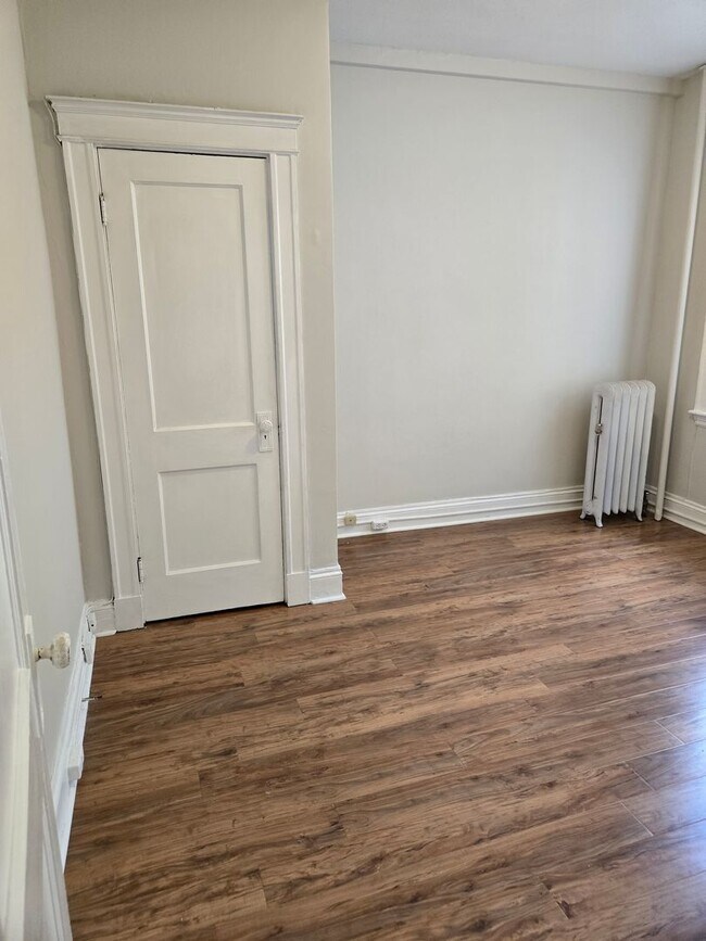 Building Photo - Great 2 bed located on the Green Line (BU) available now!