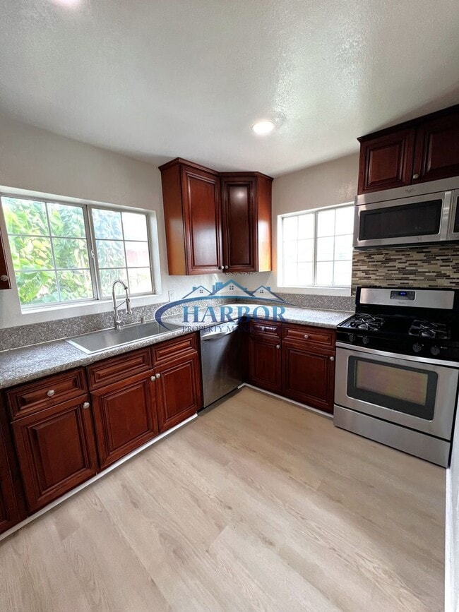 Building Photo - Charming Downey Duplex with Upgrades and Two-Car Garage