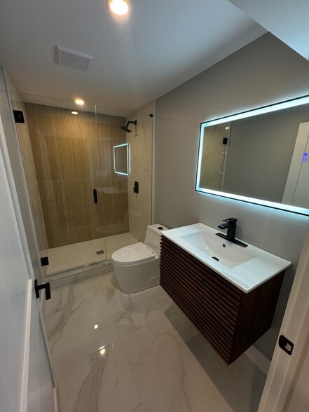 Full Bathroom - 21 High St