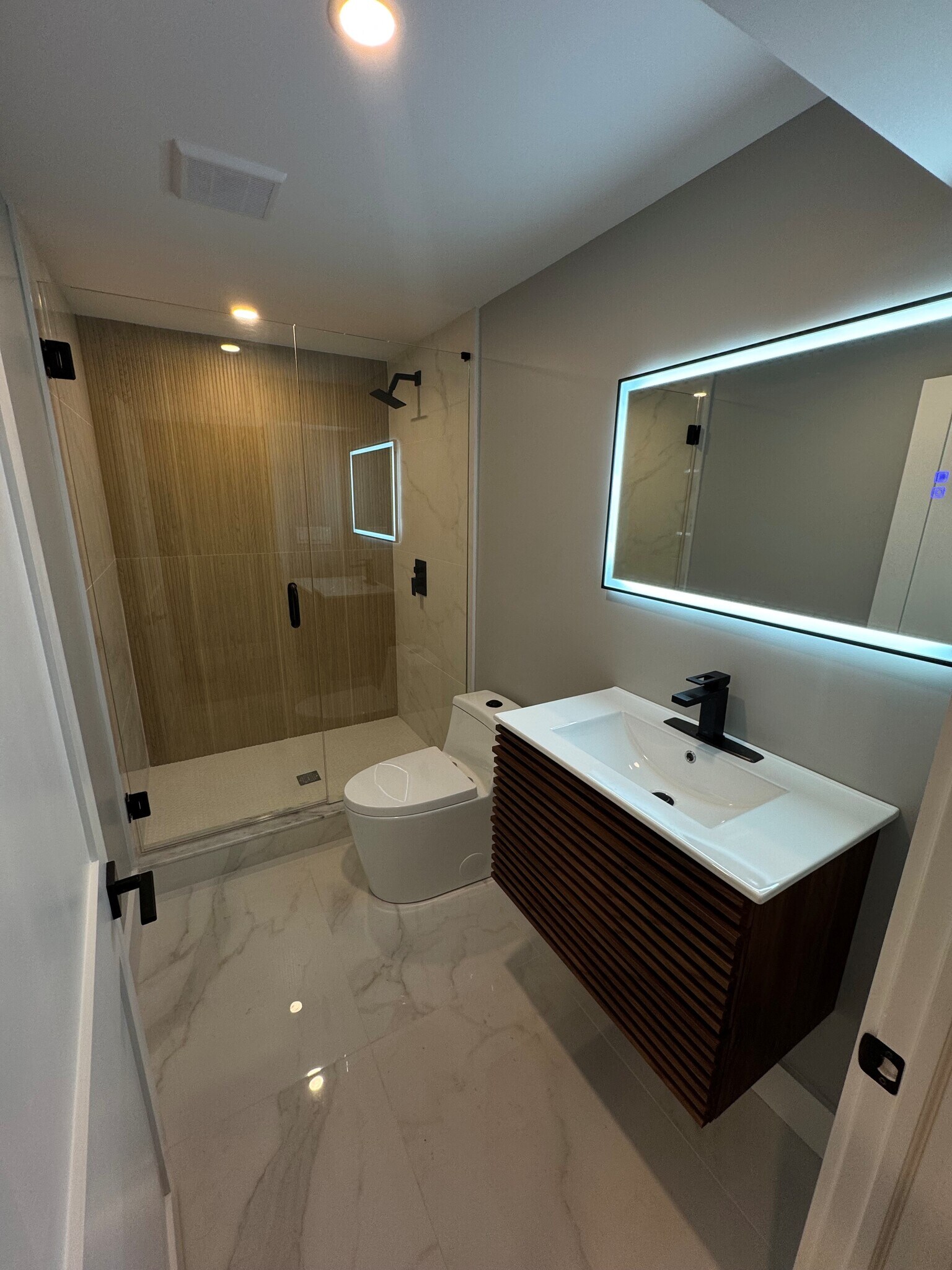 Full Bathroom - 21 High St