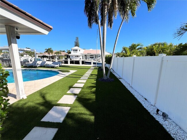 Building Photo - 5510 Bayview Dr