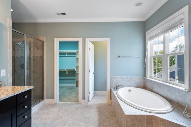 Building Photo - Available Early April! Gorgeous Updated 5-Bedroom, 5-Ba in the Desirable Amberly Community!