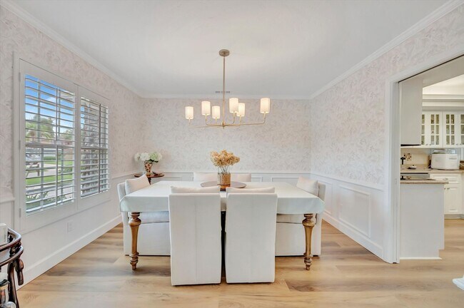 Building Photo - Luxury 5 Bed/4 Bath Pool Home on a Golf Course in Central Sarasota