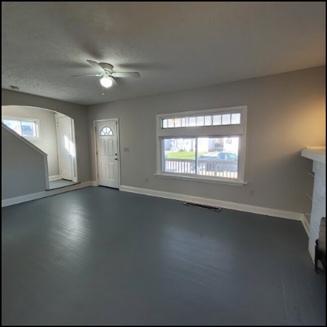Building Photo - Single Family Home 4  beds 1.5 bath FOR RENT!