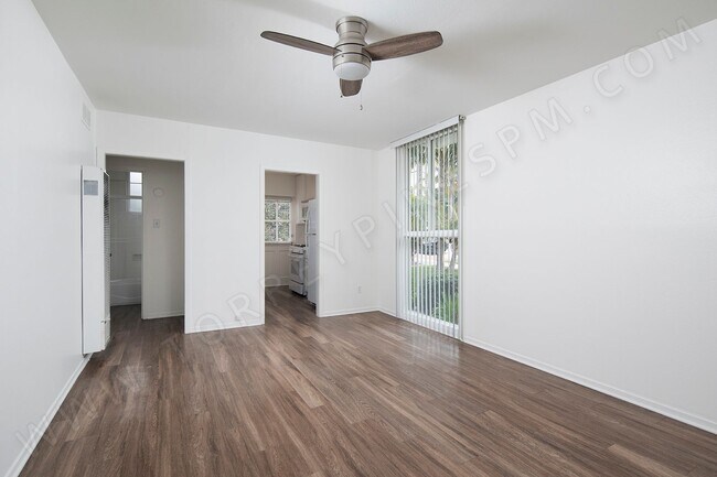 Building Photo - *OPEN HOUSE: 8/30 3-4PM* 2 BR Only 1 Block...