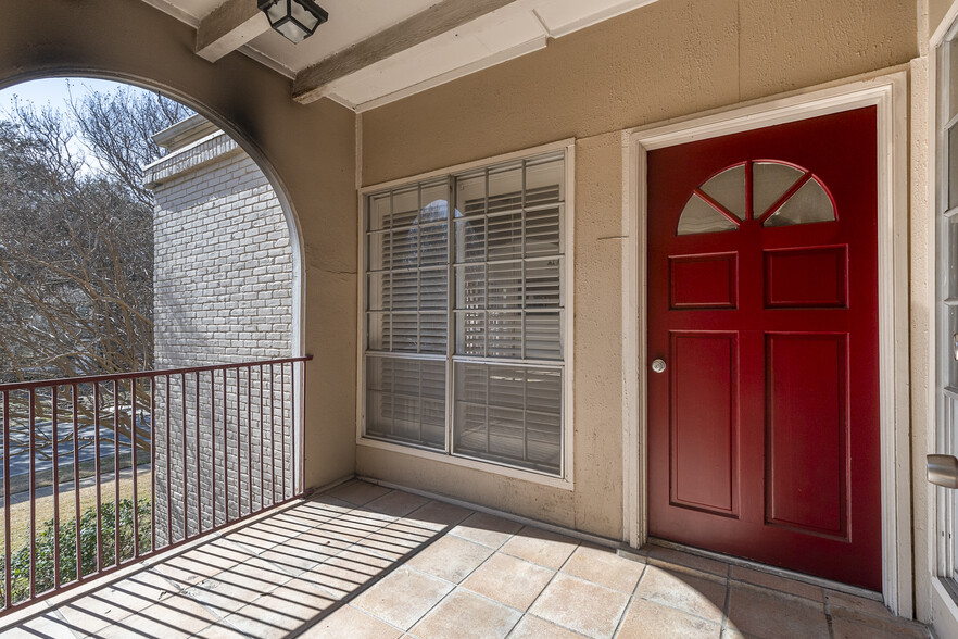 Entry way with private patio - 4023 Wycliff Ave