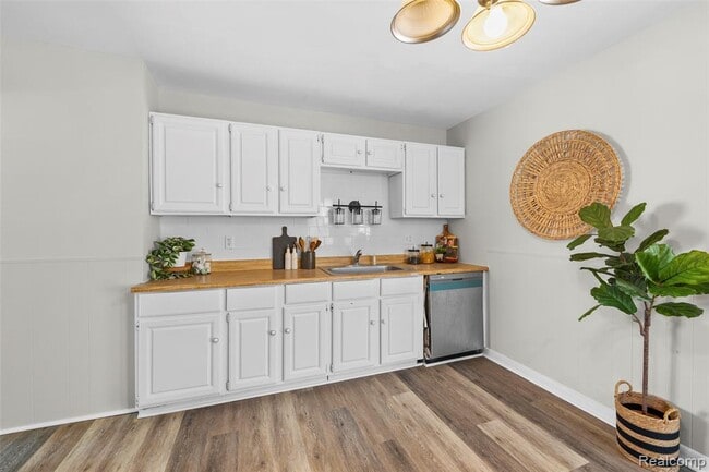 Building Photo - 29061 Balmoral St