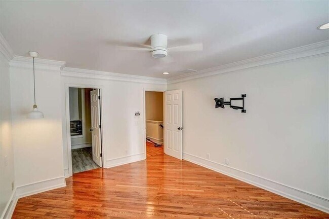 Building Photo - 142 Stoneforest Dr