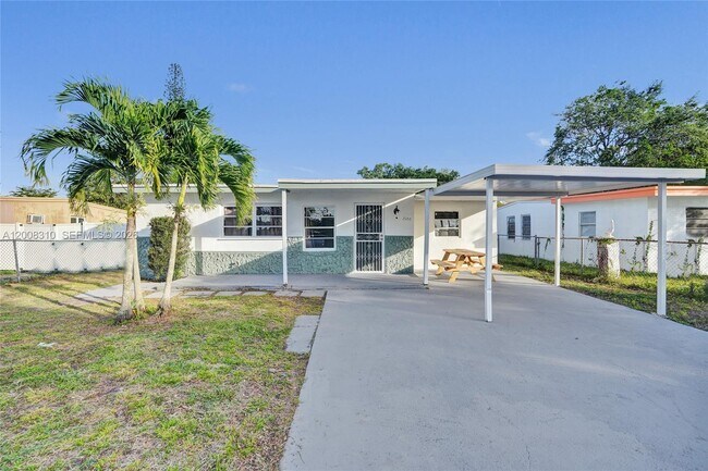 Building Photo - 2100 Service Rd