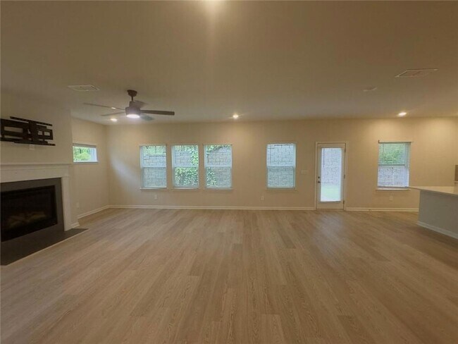 Building Photo - 327 Vly Oak Dr