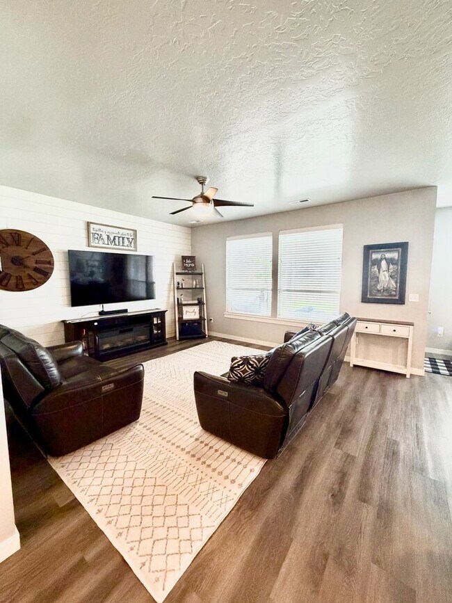 Building Photo - Stunning Nampa Home with RV Parking!