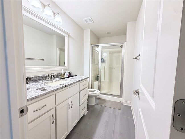 Building Photo - 609 SE Hendrix St