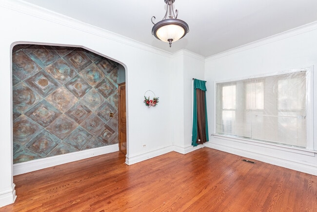 Building Photo - 1016 S Oakley Blvd