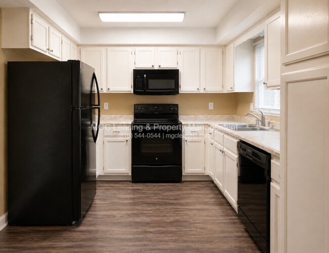 Building Photo - Spacious Townhome Near Shopping, Parks & Highways