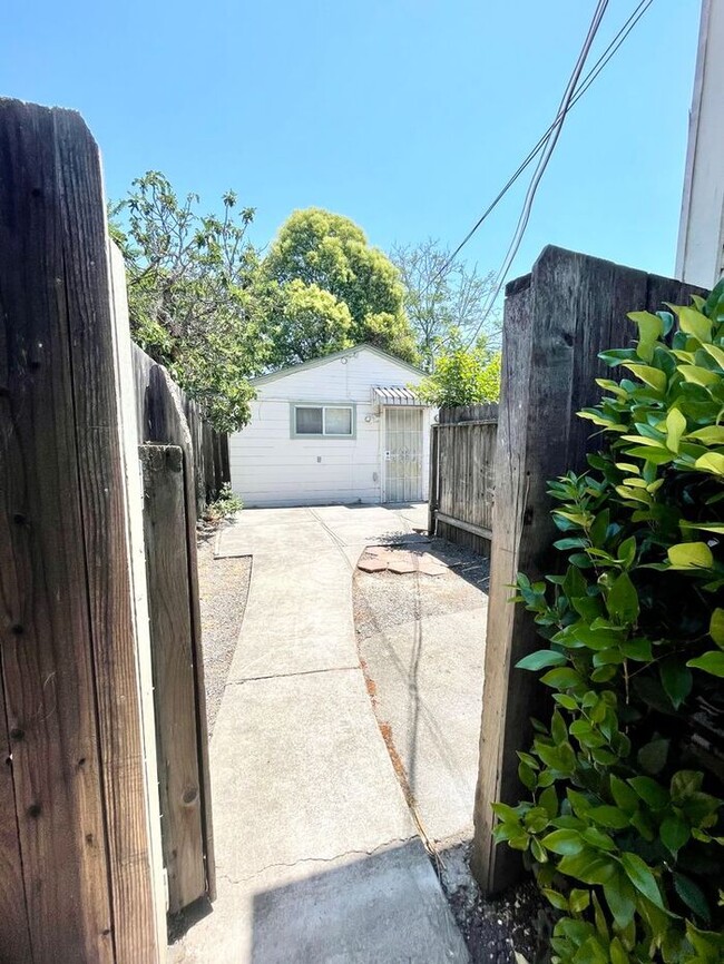 Building Photo - $1,550 Monthly, Studio apartment walking distance to down town Santa Rosa