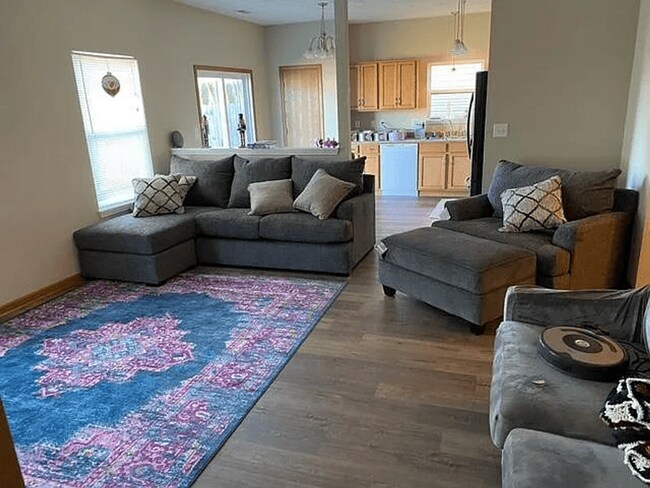 Building Photo - Well-maintained 3BR/2BD Fenced Ranch