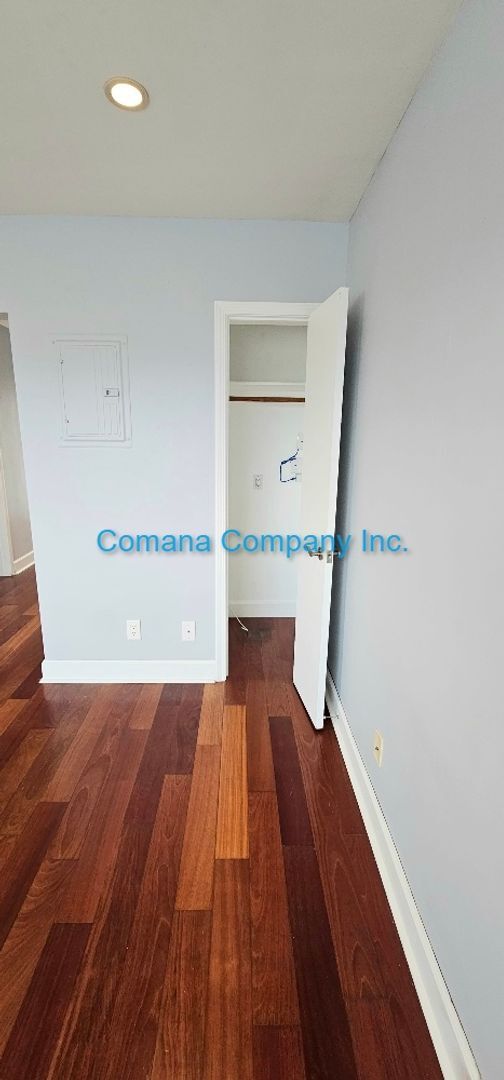 Building Photo - Beautifully appointed one bedroom one Bath...