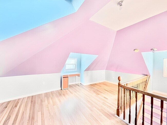 Building Photo - 305 Safford St