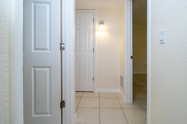 Building Photo - Indian Beach Park Duplex - walk to Ringling College!!