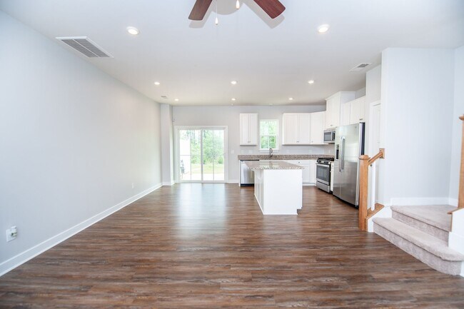 Building Photo - 3BR/2.5BA Modern Townhome on Spartanburg’s...