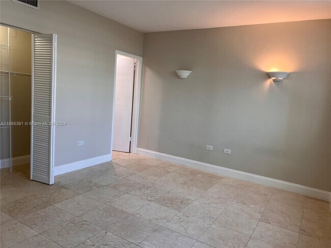 Building Photo - 825 Brickell Bay Dr