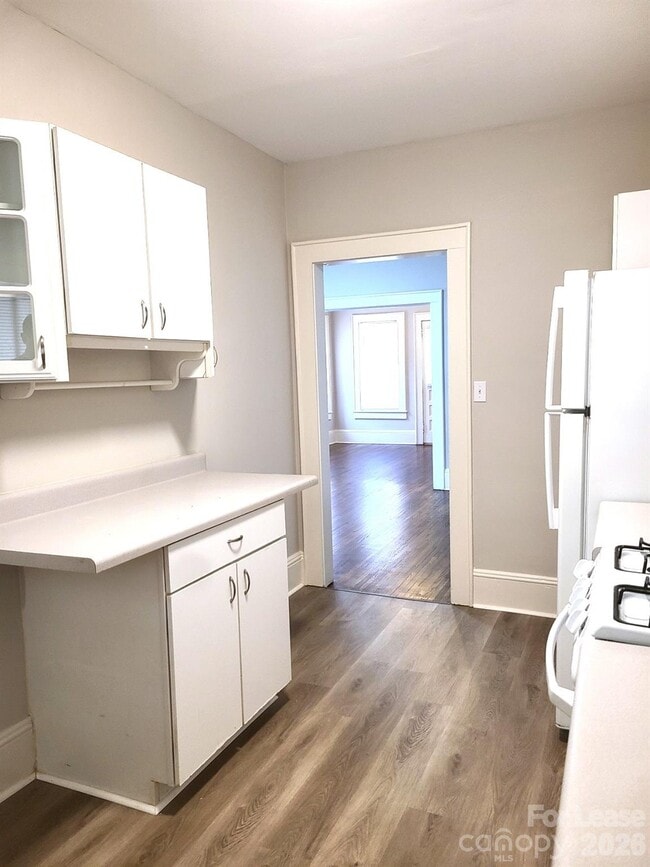 Building Photo - 1623 Fountain View St