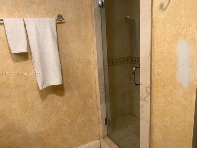 Building Photo - 100 Lincoln Rd