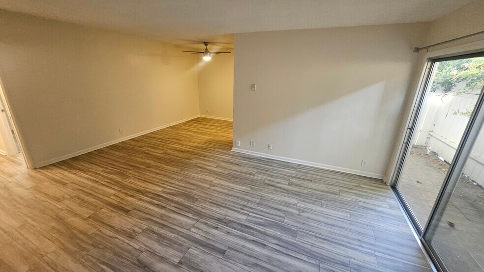 Building Photo - 2130 N Beachwood Dr