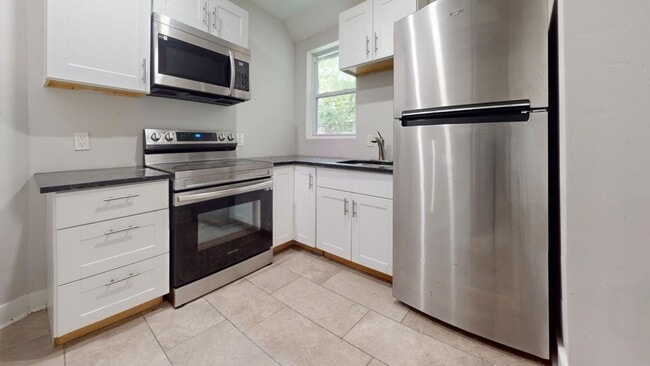 Building Photo - Renovated 2BR Row Home