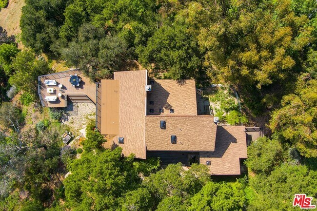 Building Photo - 21338 Colina Dr