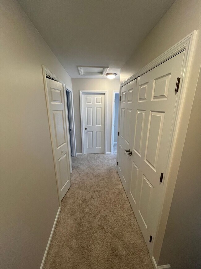 Building Photo - Newly Renovated 3 Bed 2.5 Bath Townhouse A...