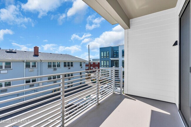 Building Photo - 218 3rd Ave