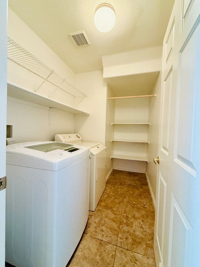 Building Photo - Great Spacious 3 bedroom Townhome Availabl...