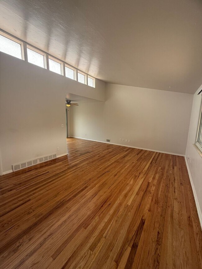 Building Photo - $0 DEPOSIT OPTION, CHARMING 3 BED 2 BATH TRADITIONAL HOME!! HUGE YARD, STEPS FROM PEORIA STATION